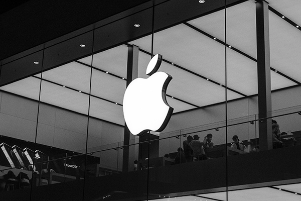 Logo monochrome Apple sur un magasin