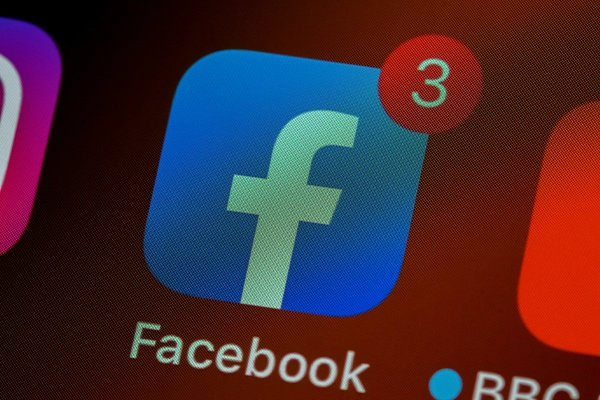 Logo bleu de Facebook sur un écran de smartphone