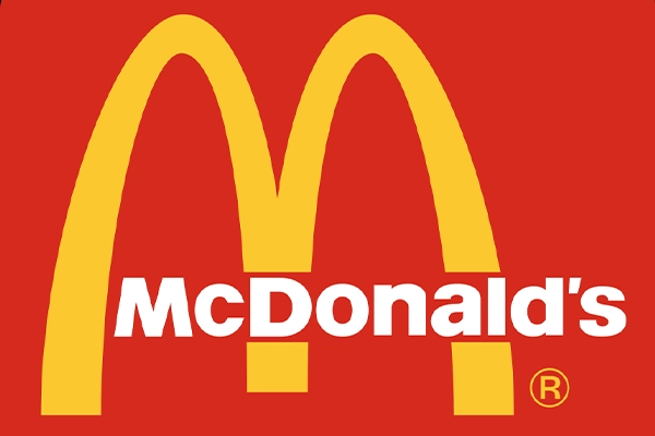 Enseigne McDonald's avec les arches jaunes
