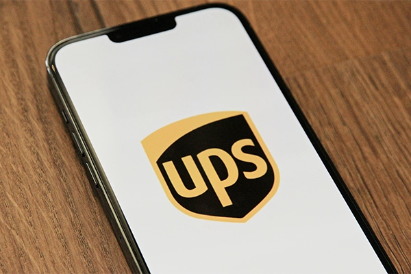 Téléphone avec logo marron UPS