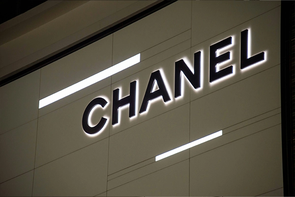 Vitrine Chanel avec le logo noir et blanc