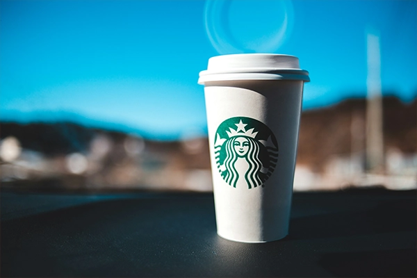 Gobelet Starbucks avec le logo vert de la sirène