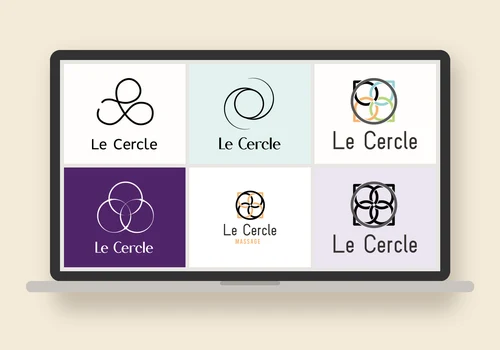 Graphiste qui présente plusieurs pistes de logo à une cliente