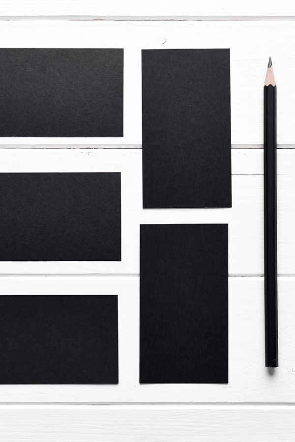 Cartes noires épurées avec un crayon pour un logo simple et mémorable