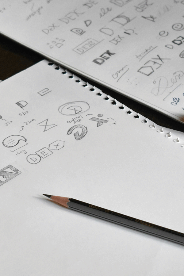 Recherches de logo imprimées et annotées au crayon